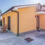Spacious & Modern Blue For 4 With Terrace & Parking Peaceful Near Beaches Пула