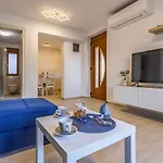Spacious & Modern Blue For 4 With Terrace & Parking Peaceful Near Beaches Διαμέρισμα *