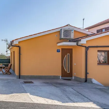 Spacious & Modern Blue For 4 With Terrace & Parking Peaceful Near Beaches * Pula