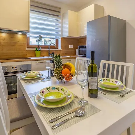 Spacious & Modern Blue For 4 With Terrace & Parking Peaceful Near Beaches Apartman