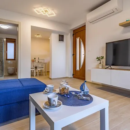 Spacious & Modern Blue For 4 With Terrace & Parking Peaceful Near Beaches Apartman *