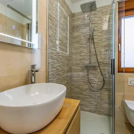 Spacious & Modern Blue For 4 With Terrace & Parking Peaceful Near Beaches Apartman Póla