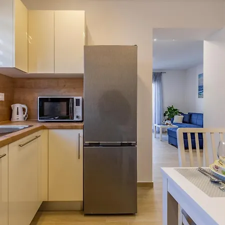 Spacious & Modern Blue For 4 With Terrace & Parking Peaceful Near Beaches Póla