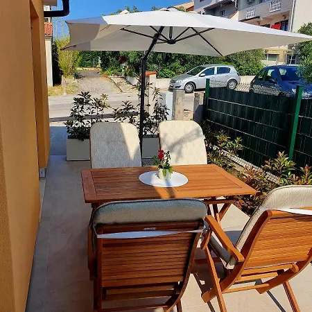 Apartman Spacious & Modern Blue For 4 With Terrace & Parking Peaceful Near Beaches Póla
