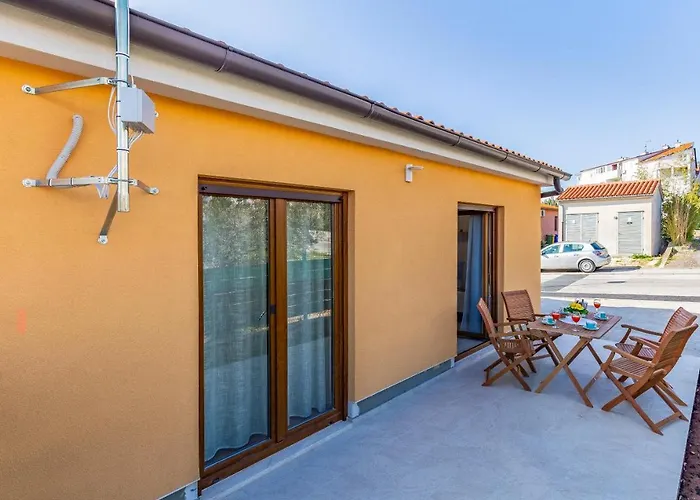 Spacious & Modern Blue For 4 With Terrace & Parking Peaceful Near Beaches * Pula