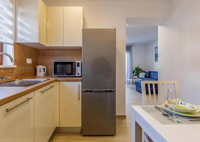 Spacious & Modern Blue For 4 With Terrace & Parking Peaceful Near Beaches Pula