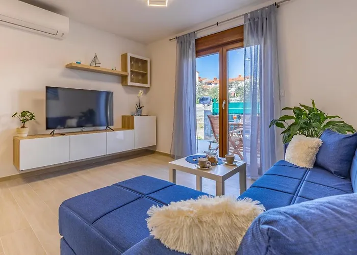 Spacious & Modern Blue For 4 With Terrace & Parking Peaceful Near Beaches Pula