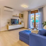 Spacious & Modern Blue For 4 With Terrace & Parking Peaceful Near Beaches *