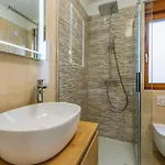Spacious & Modern Blue For 4 With Terrace & Parking Peaceful Near Beaches Appartamento Pola