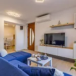 Spacious & Modern Blue For 4 With Terrace & Parking Peaceful Near Beaches *