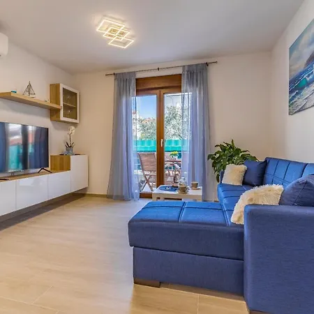 Spacious & Modern Blue For 4 With Terrace & Parking Peaceful Near Beaches *