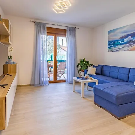 Spacious & Modern Blue For 4 With Terrace & Parking Peaceful Near Beaches * Pula