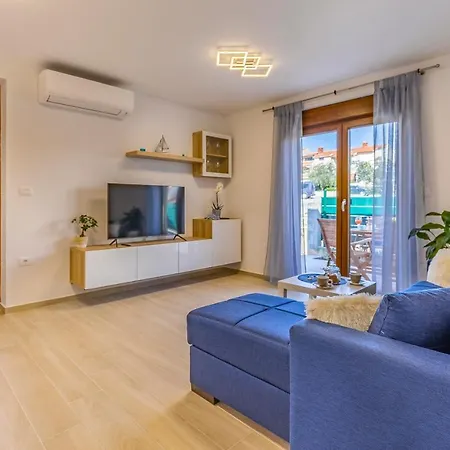 Spacious & Modern Blue For 4 With Terrace & Parking Peaceful Near Beaches *