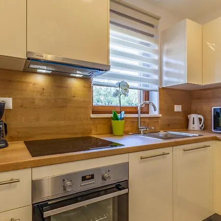 Spacious & Modern Blue For 4 With Terrace & Parking Peaceful Near Beaches * Pula