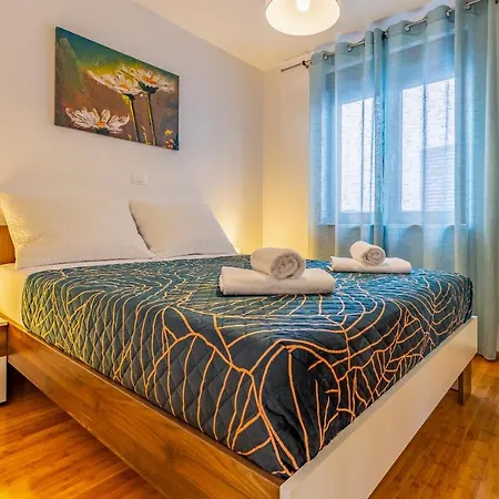 Spacious & Modern Blue For 4 With Terrace & Parking Peaceful Near Beaches Apartment Pula