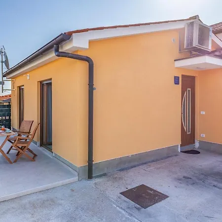 Spacious & Modern Blue For 4 With Terrace & Parking Peaceful Near Beaches Pula