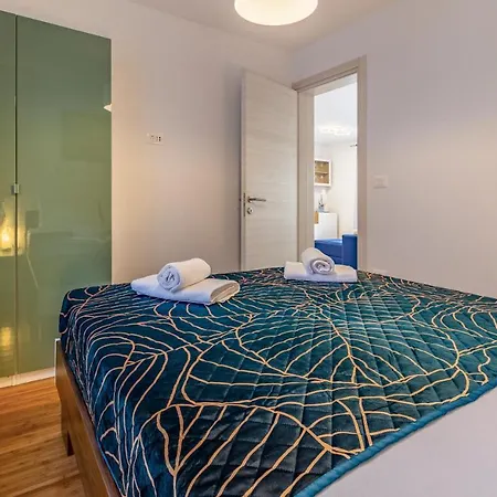 Spacious & Modern Blue For 4 With Terrace & Parking Peaceful Near Beaches Apartment