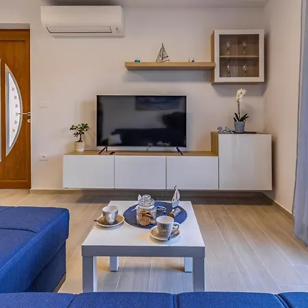 Spacious & Modern Blue For 4 With Terrace & Parking Peaceful Near Beaches * 풀라