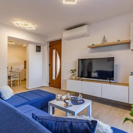 Spacious & Modern Blue For 4 With Terrace & Parking Peaceful Near Beaches *
