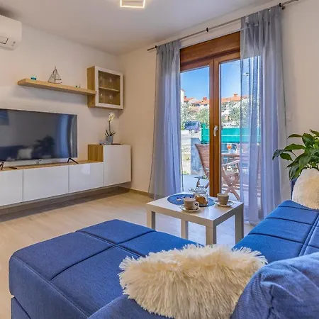 Spacious & Modern Blue For 4 With Terrace & Parking Peaceful Near Beaches Pula