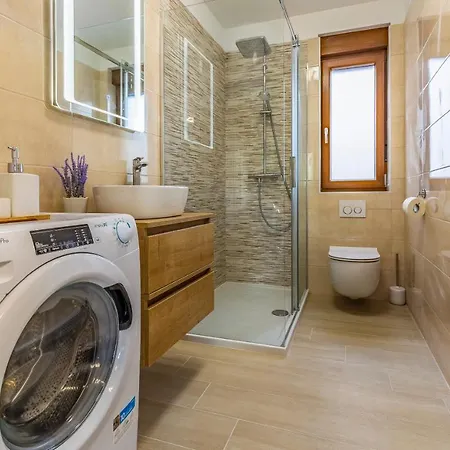 Spacious & Modern Blue For 4 With Terrace & Parking Peaceful Near Beaches *