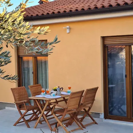 Spacious & Modern Blue For 4 With Terrace & Parking Peaceful Near Beaches