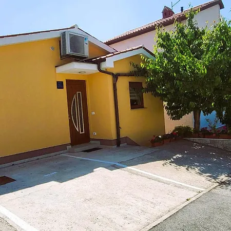 Spacious & Modern Blue For 4 With Terrace & Parking Peaceful Near Beaches Pola