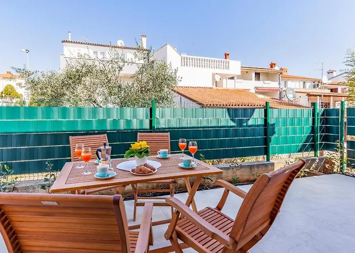 Spacious & Modern Blue For 4 With Terrace & Parking Peaceful Near Beaches 아파트