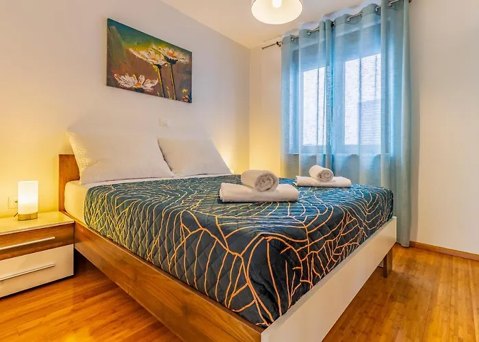 Spacious & Modern Blue For 4 With Terrace & Parking Peaceful Near Beaches 아파트 풀라