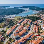 Spacious & Modern Blue For 4 With Terrace & Parking Peaceful Near Beaches * Pula