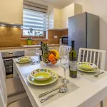 Spacious & Modern Blue For 4 With Terrace & Parking Peaceful Near Beaches Апартаменти